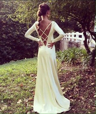 Magnifico escote en la espalda en esye vestido de satén de Alicia Rueda