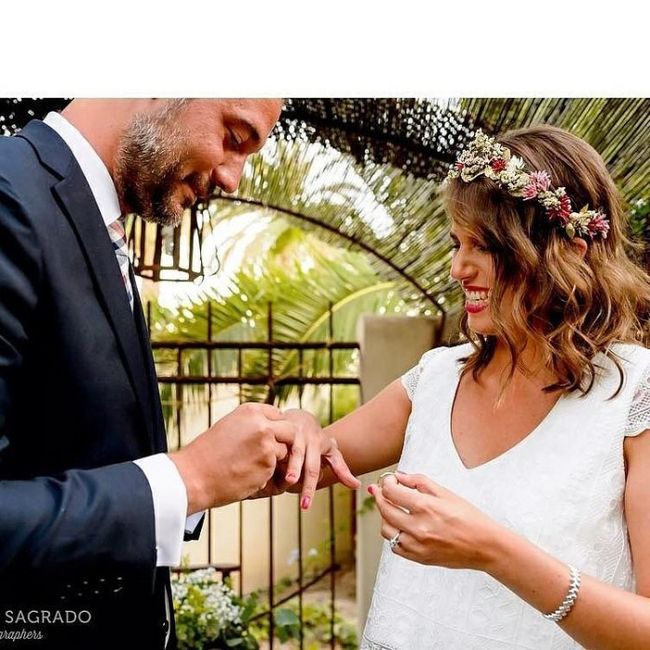 2. Tiara joya con pelo suelto