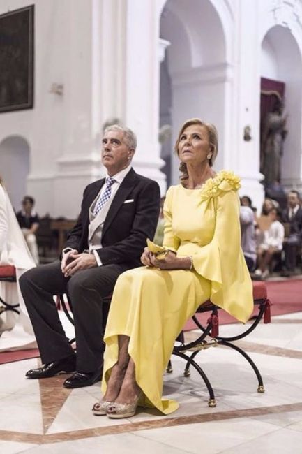 12. Vestido largo amarillo con detalle de flores en el lateral izquierdo