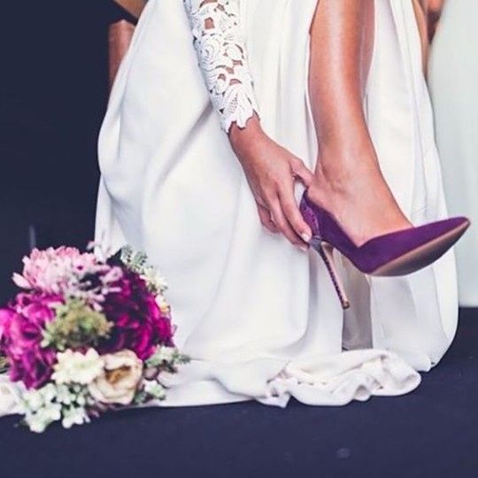 2. Me encanta esta combinación. Es ideal todo: ramo, lo que se ve del vestido, zapato...