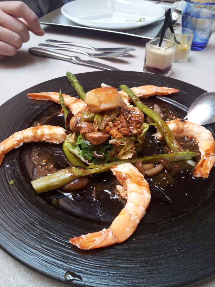 Ensalada de langostinos con vieiras