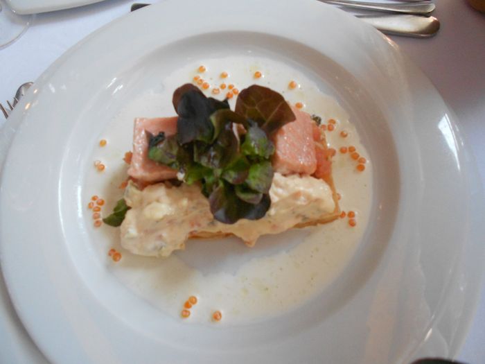 Salmón en dos cocciones con escabeche de verduritas y aire de sidra