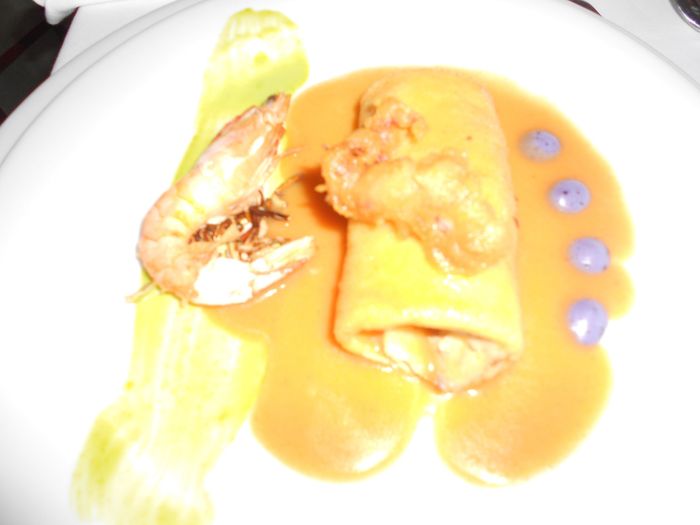 Bouclé de merluza y langostinos con tempura de chipirón y titaina