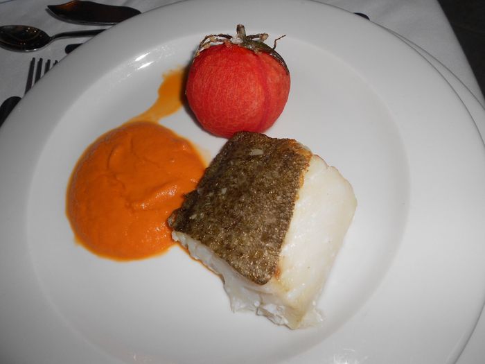 Bacalao confitado con emulsión de escalivada y tomate semidulce