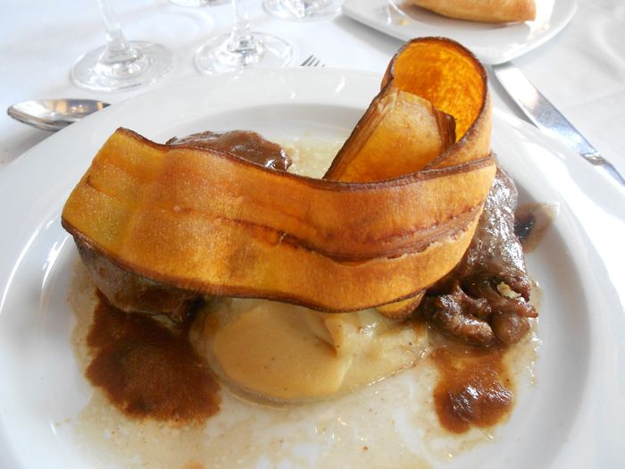 Carrillera ibérica confitada, con suave de plátano ahumado.