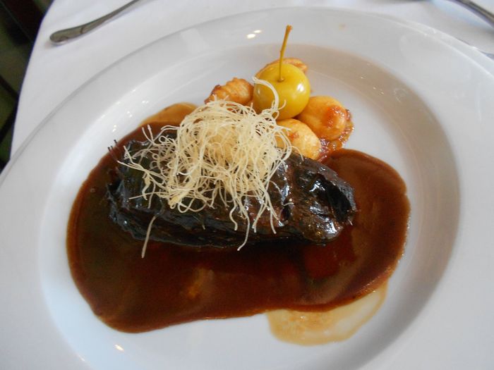 Carrillera de buey lacada con gnoccis caramelizados, textura de manzana y kataifi