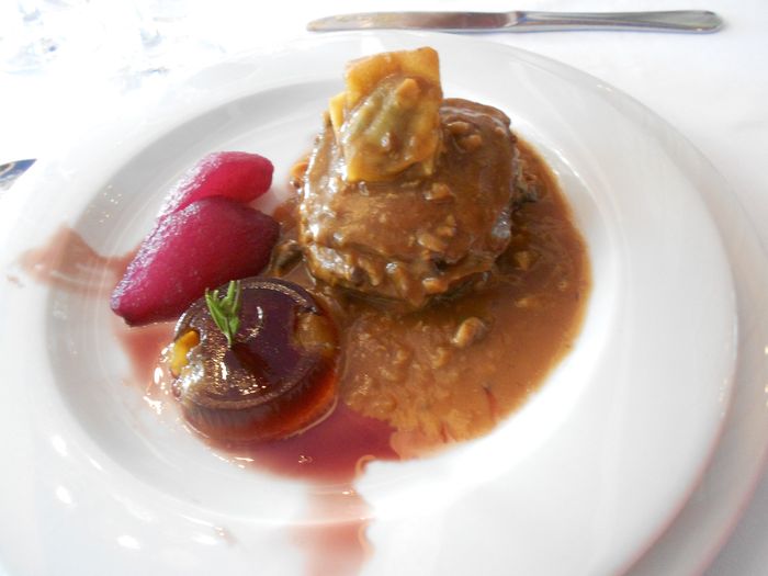 Milhojas de solomillo de ternera y setas, gelatina de moscatel y uvas escarchadas