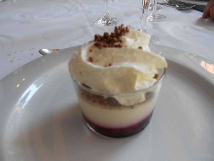 Copa de Cheesecake con ralladura de galleta y aire de cítricos