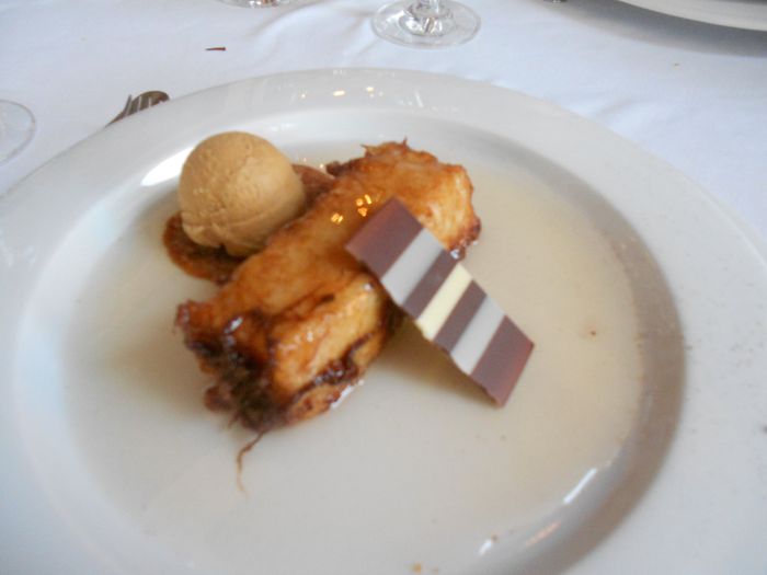 Torrija de horchata con helado de café y crema de leche merengada