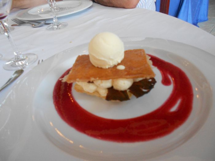 Milhojas de piña y coco caramelizado con helado de vainilla
