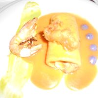 Bouclé de merluza y langostinos con tempura de chipirón y titaina