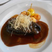 Carrillera de buey lacada con gnoccis caramelizados, textura de manzana y kataifi