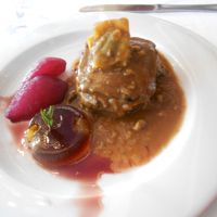 Milhojas de solomillo de ternera y setas, gelatina de moscatel y uvas escarchadas