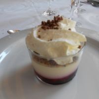 Copa de Cheesecake con ralladura de galleta y aire de cítricos