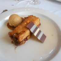 Torrija de horchata con helado de café y crema de leche merengada