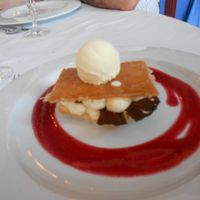 Milhojas de piña y coco caramelizado con helado de vainilla