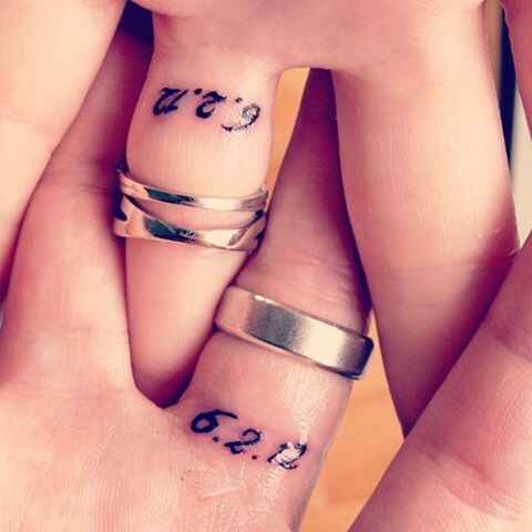 Tatuarse la fecha de la boda en el anular - 1