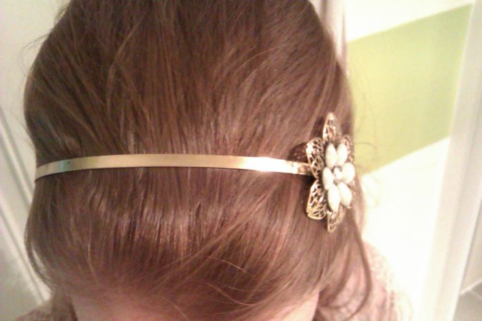 Diadema dorada con flor blanca II