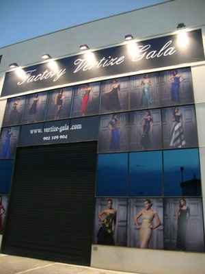 Chicas mirad que vestidos y que precios... - 1