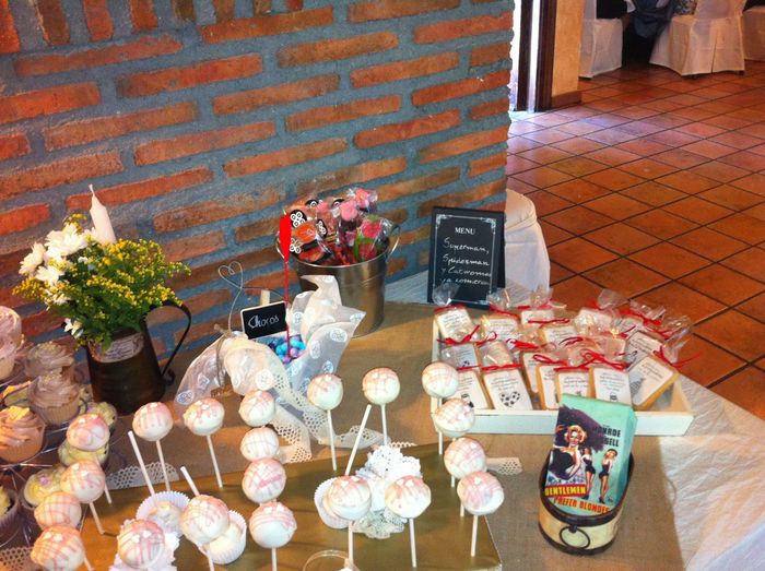mas fotos de mi mesa de postres, con mis galletas con superpoderes