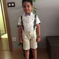 Este con tirantes grises y pajarita lila