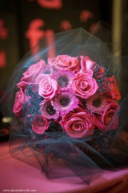 Ramo de flores en rojos y rosas