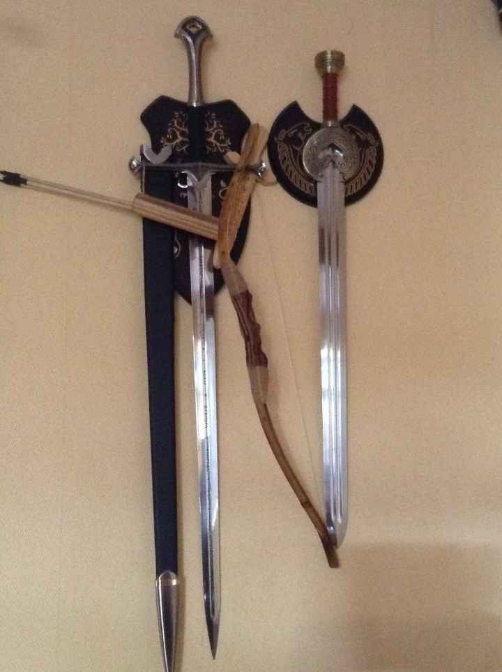 La corta es Herigrim la espada de Théoden que es la que llevará 