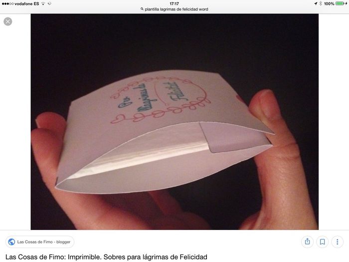 No sé si lo ves bien, pero es un paquetito para poner pañuelitos, como bien dice Samira un detalle p