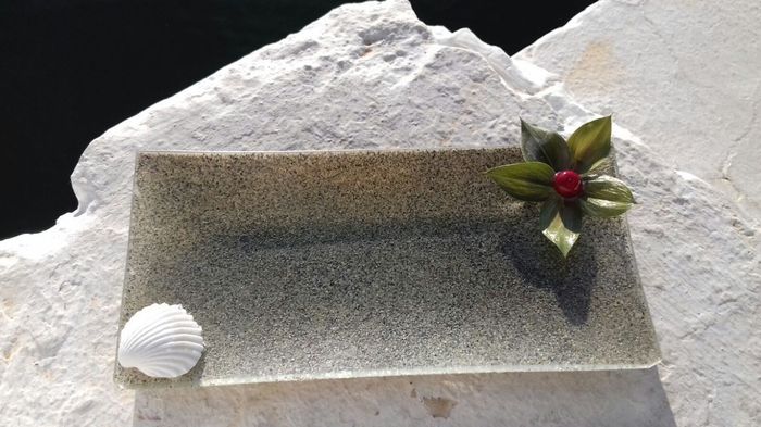 Bandejas para canapés de Bienvenida, con Arena de Oro por detrás.