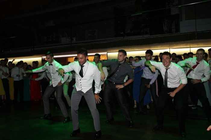 Baile sorpresa de novio y amigos a la novia