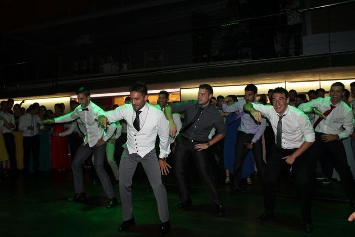 Baile sorpresa de novio y amigos a la novia