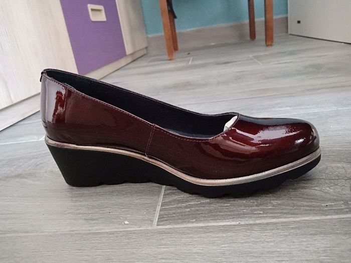 Mis precisos zapatos color burdeos - 3