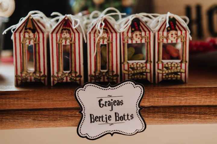 Judías: Grajeas Bertie Botts. Las cajas las hicimos nosotros con plantillas impresas en cartulina y 