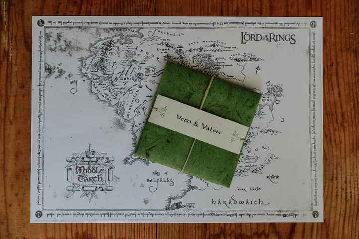 Invitaciones, cortamos el papel vegetal verde en forma de hoja colocamos un cartón pluma cuadrado de