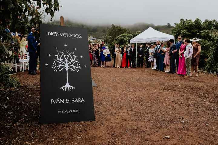 Cartel de bienvenida. Actualmente lo hemos colgado en la entrada de casa. El árbol lo pedimos por al