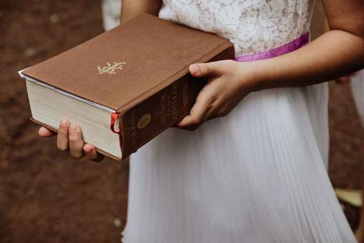 El libro de la triología: lo usamos para poner las hojas del guión de la ceremonia, y la maestra de 