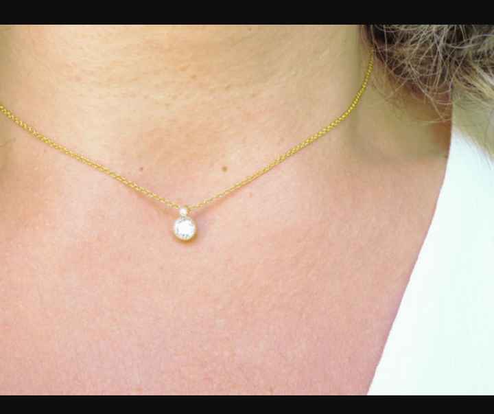  Que tipo de colgante para el cuello usarian con un vestido de novia escote corazon? - 1
