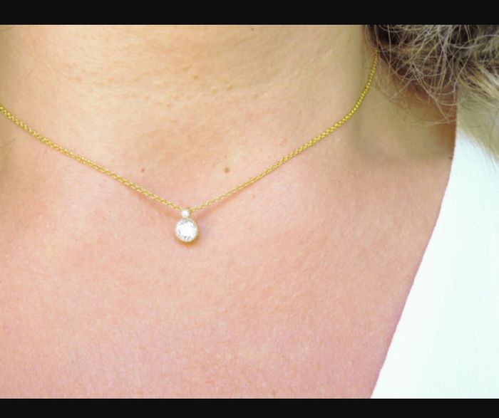  Que tipo de colgante para el cuello usarian con un vestido de novia escote corazon? - 1