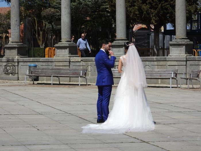 En la plaza de la catedral (el velo es rosa de Pronovias)