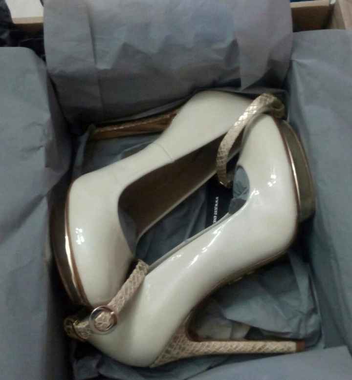 Zapatos de novia en la caja