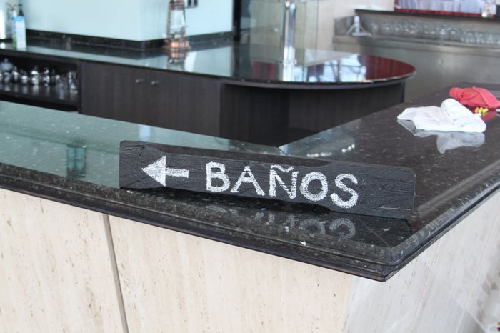 CARTEL BAÑOS MADERA