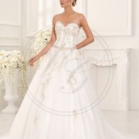 Vestido blanco y dorado con ramo morado?? - 1