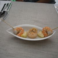 Brochetas de langostino con piña natural