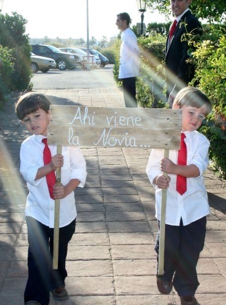 Cartel “aquí viene la novia” 2