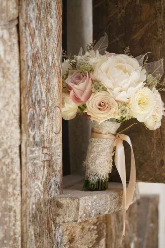 Bouquet de flores en tonos nude con estilo vintage