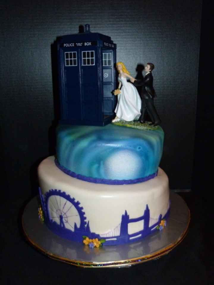 6. Tarta nupcial y muñecos
