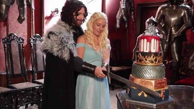 Novios cortando la tarta