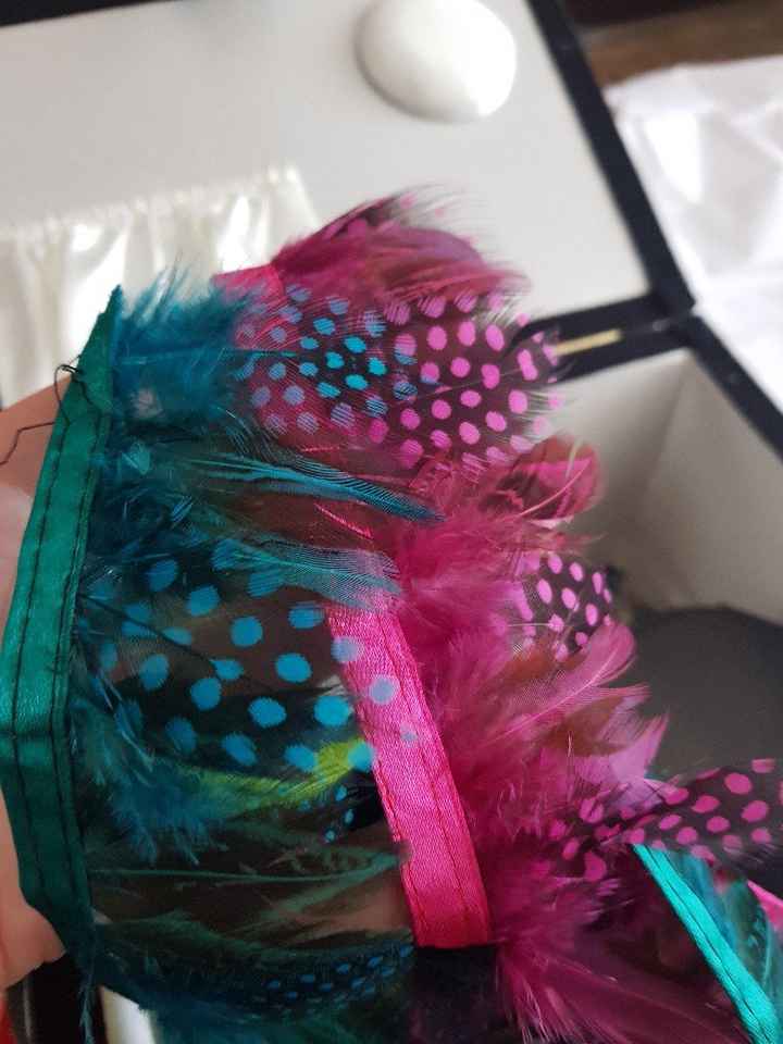 Preparando alfileres de novia con plumas y fieltro - 2