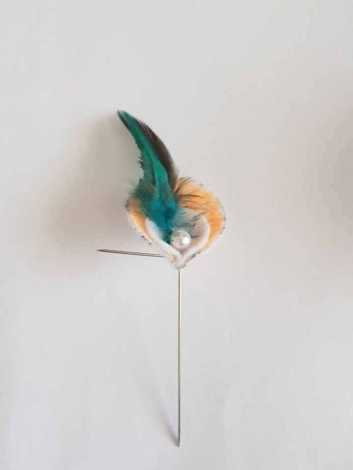 Preparando alfileres de novia con plumas y fieltro - 3