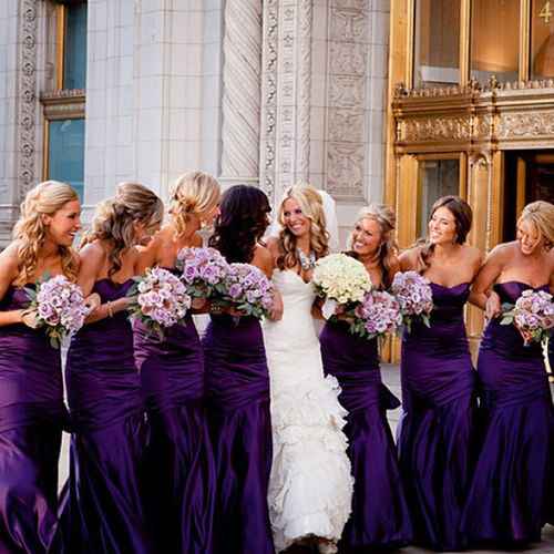 DAMAS EN MORADO